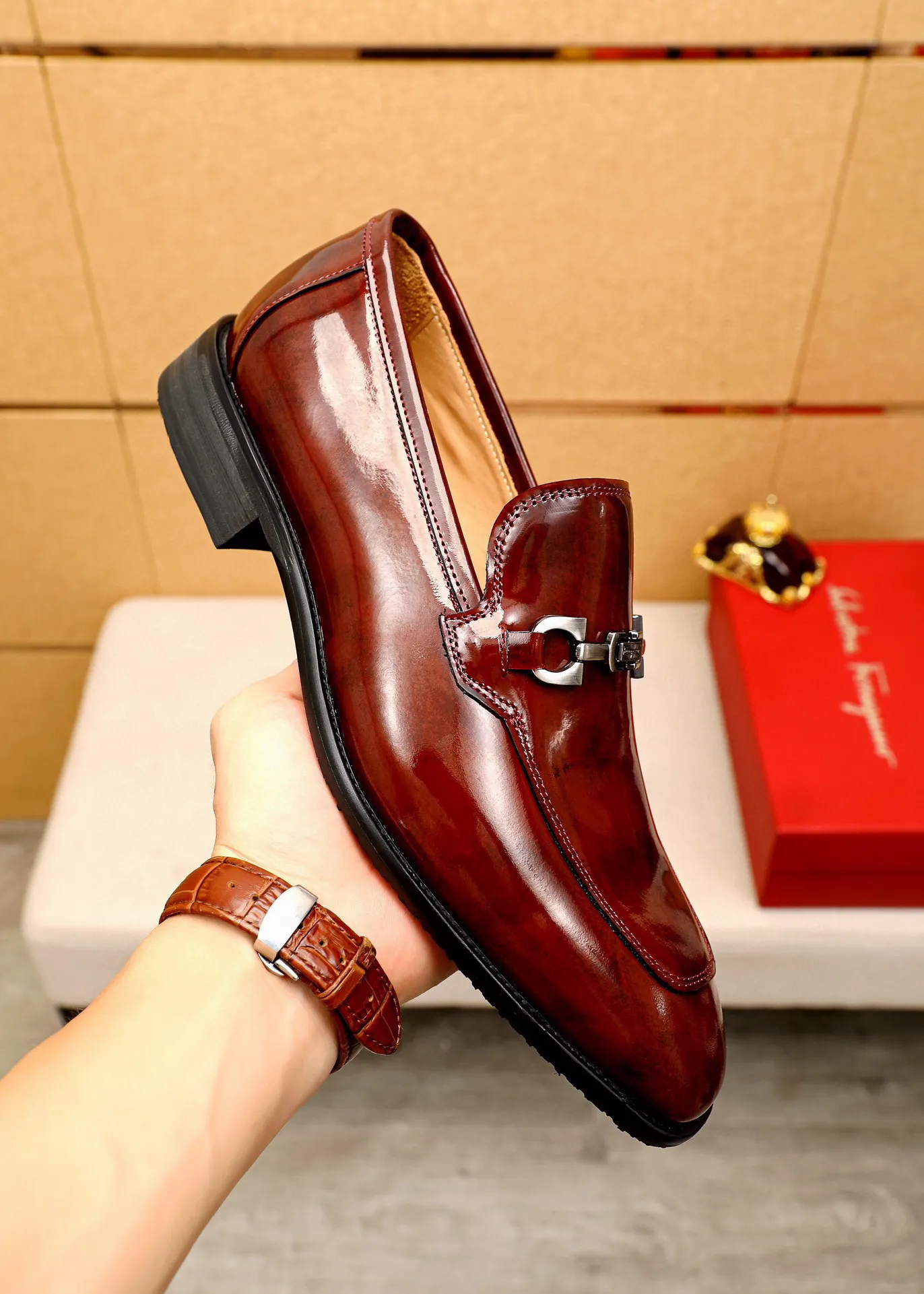 Men's shoes 💰460 💐 Product trademark: Ferragamo "Ferragamo" casual leather shoes Regular size: 38-44 (custom-made for 45🉑️) Product materials: Selected imported first-layer open-edge beaded cowhide upper + original hardware buckle, imported water-dyed cowhide leather lining. Strong three-dimensional visual effect, combined outsole Color: 3⃣️colors available